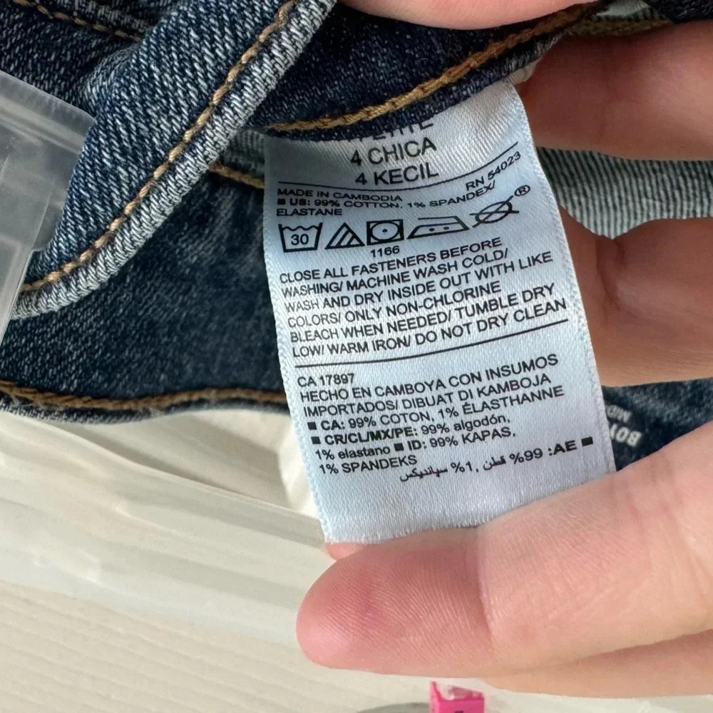 Old Navy Mid-Rise Petite Boyfriend Jeans - Picture 5 of 7